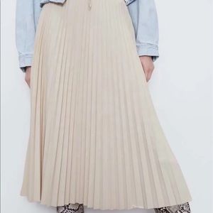 Pleated midi skirt